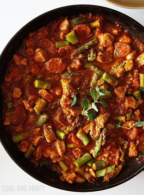 Gulasz wieprzowy ze szparagami i chorizo