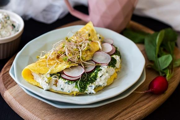 Omlet z ziołowym twarożkiem i pesto z liści rzodkiewki
