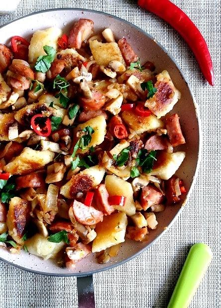 Kiełbasa z pieczarkami i chili do kopytek kasz makaronów