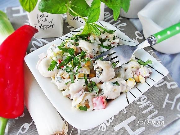 Sałatka z tortellini z szynką i warzywami