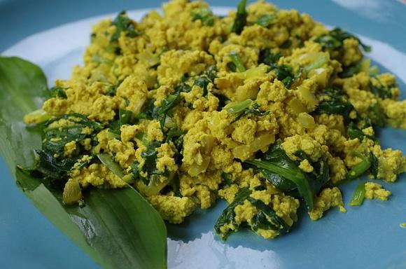 Jajecznica z tofu – przepis na tofucznicę bez jajek