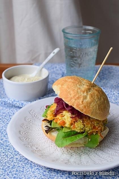Burgery z marchewki cukinii i halloumi z tahini