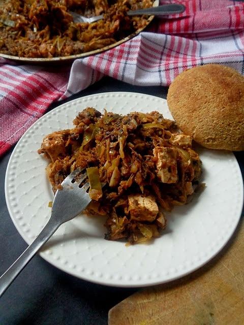 Wegański bigos z młodej kapusty