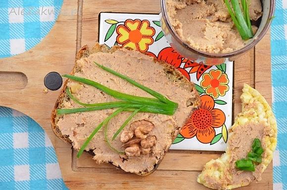 Pasta z orzechów włoskich i białej fasoli z wędzoną papryką