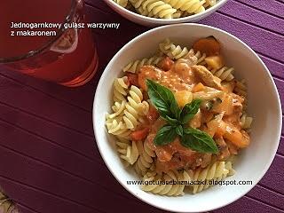 Jednogarnkowy gulasz warzywny z makaronem