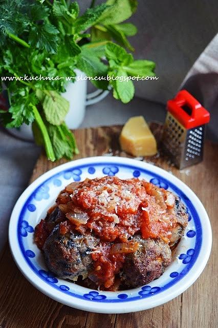 Pieczone klopsiki z pieczarkami w sosie pomidorowym