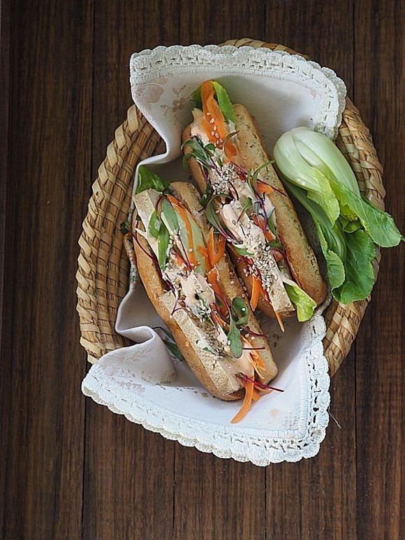 Tofu bánh mì z warzywami i majonezem Sriracha