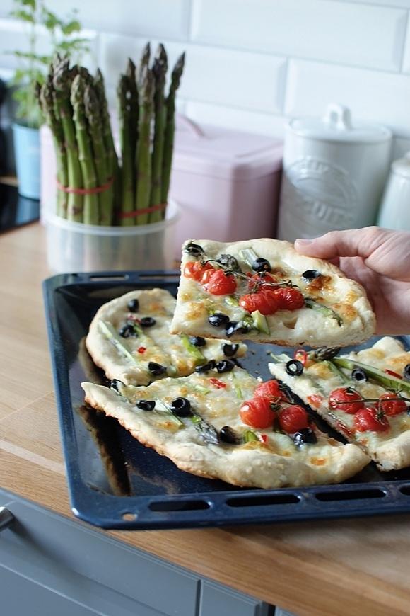 Pizza ze szparagami i mozzarellą