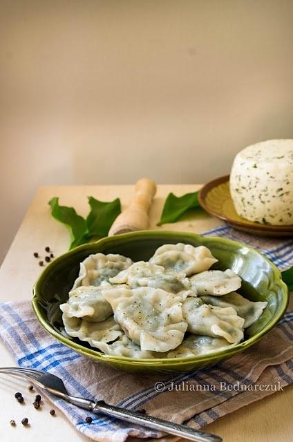 Pierogi ze szpinakiem serem korycińskim i czosnkiem niedźwiedzim