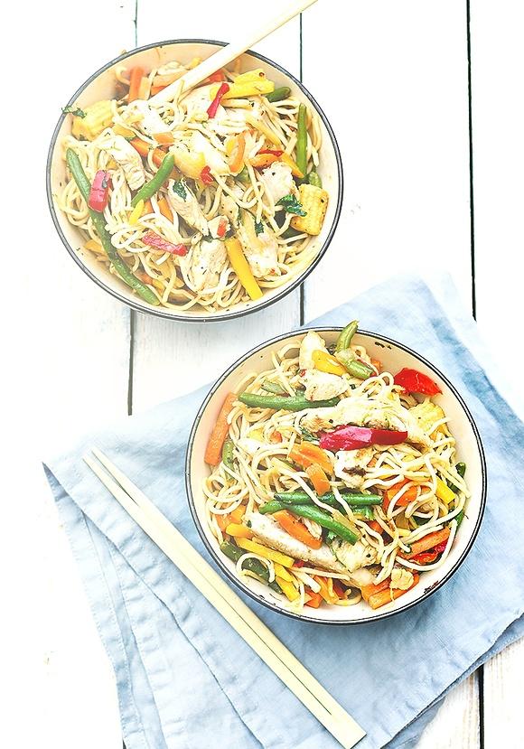 Makaron chow mein z kurczakiem i warzywami
