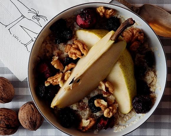 Śniadaniowa quinoa z gruszką, wiśniami i orzechami włoskimi