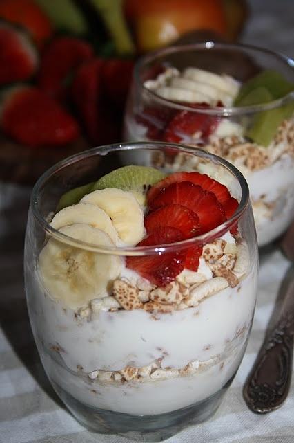 Śniadaniowy jogurt z mieszanką zbóż i owocami