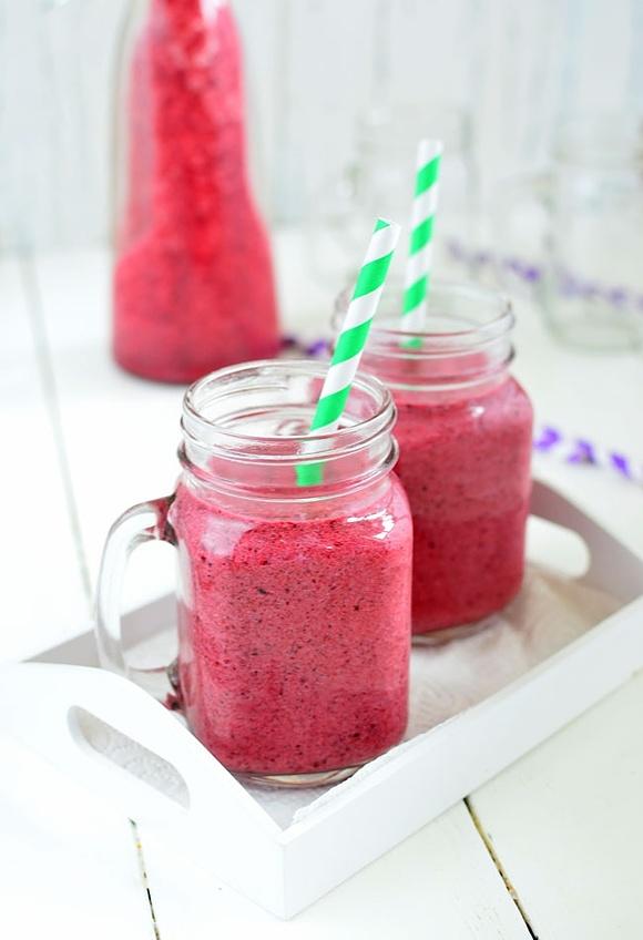 Smoothie z selerem naciowym i owocami leśnymi