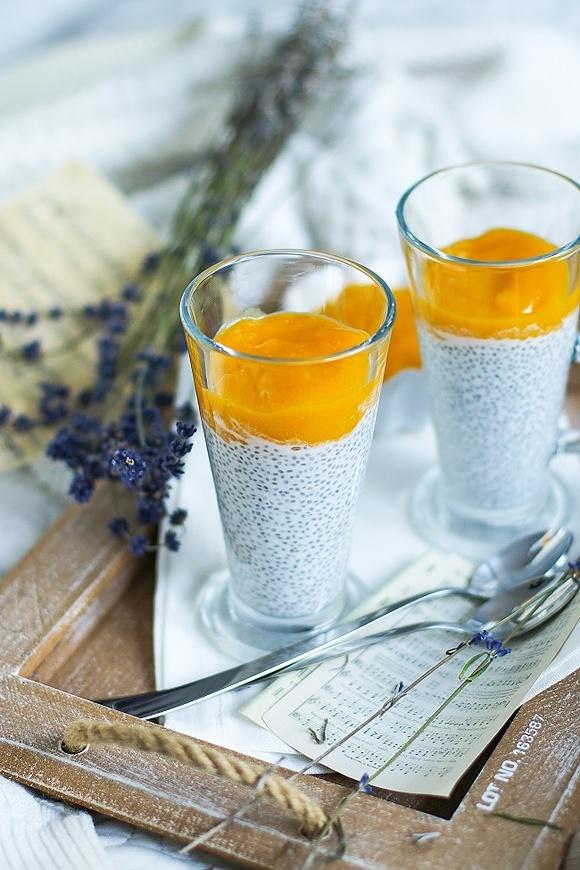 Kokosowy pudding z chia z musem mango bez cukru gluten wegański