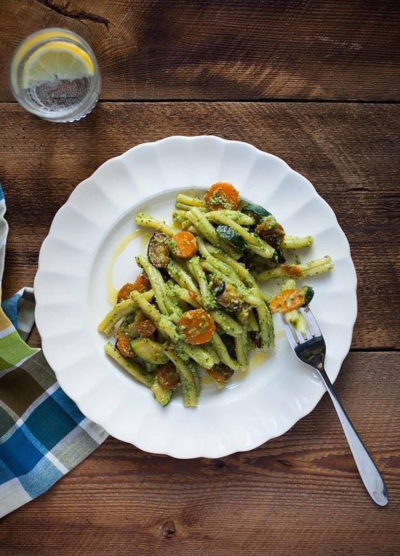 Makaron z cukinią marchewką w pesto marchewkowym z avocado