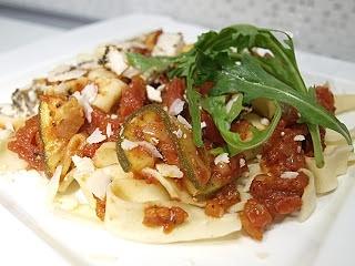 Tagliatelle z cukinią i sosem pomidorowym