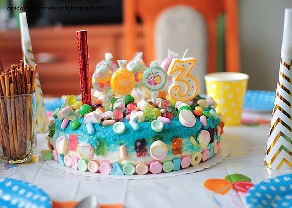 Cukierkowy tort na 3. urodziny Jasia.