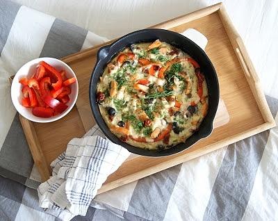 Omlet z łososiem, papryką i oliwkami
