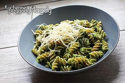 Pesto z liści rzodkiewki i szczypiorku