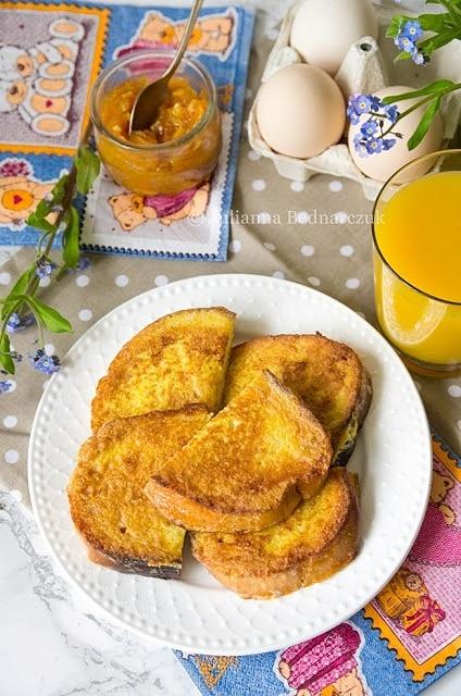 Tosty francuskie - chleb maczany w jajku i smażony na maśle
