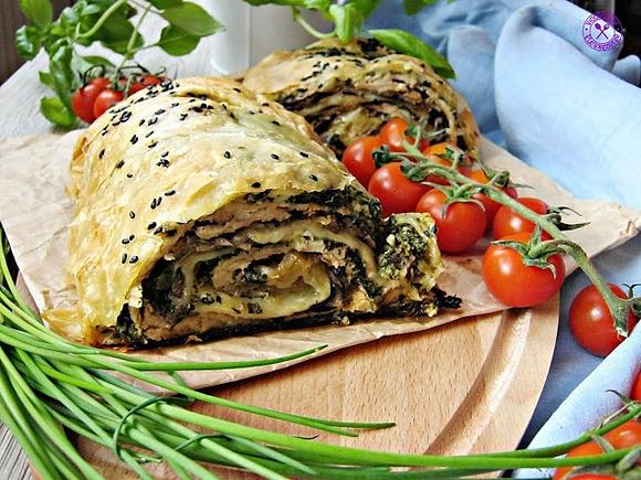 Schab w cieście francuskim ze szpinakiem i pieczarkami