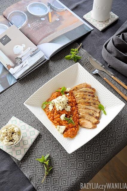 Risotto z pęczaku z pomidorami, chilli, fetą oraz kurczak w sumaku i cytrynie