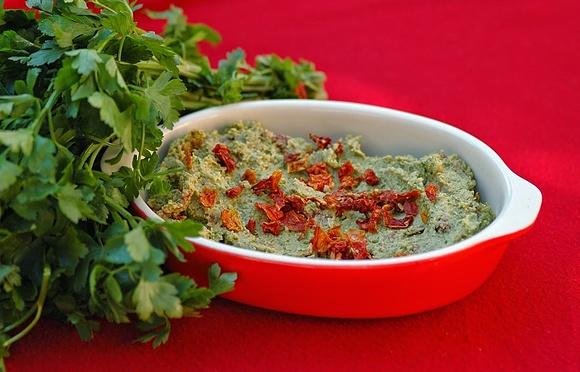 Hummus z zieloną pietruszką i suszonymi pomidorami