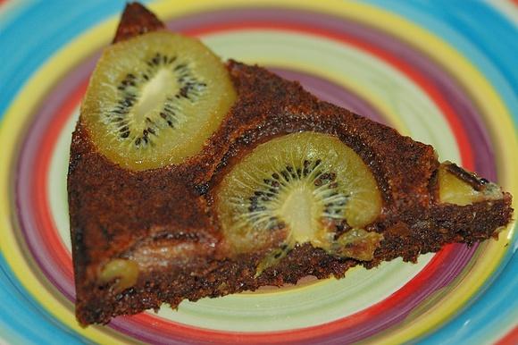 Bezglutenowe wegańskie odwrócone ciasto z kiwi bez cukru