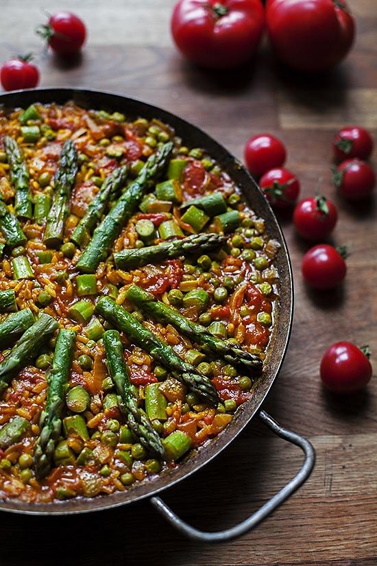 Paella ze szparagami pomidorami i groszkiem zielonym