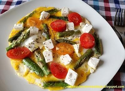 Omlet ze szparagami fetą i pomidorkami