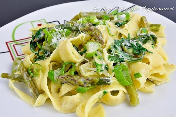 Pasta primavera z szparagami i szpinakiem