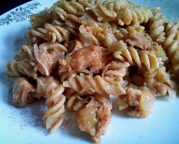 Makaron z kapustą kiszoną i kurczakiem