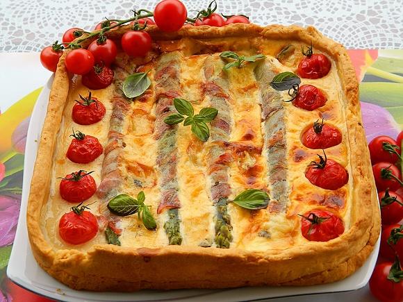 Tarta ze szparagami i boczkiem wędzonym