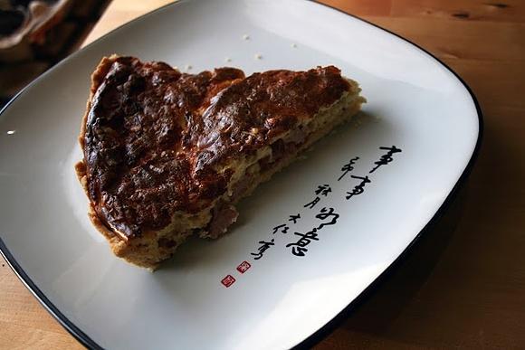 Quiche Lorraine - tradycyjne francuskie danie z szynką, serem i śmietaną