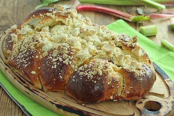 Warkocz z rabarbarem drożdżowy z kruszonką i frużeliną