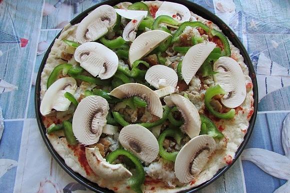 Pizza z kurczakiem i warzywami