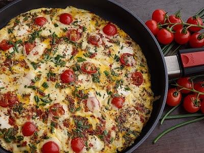 Rodzinny omlet z mozzarellą, pomidorkami i serem żółtym