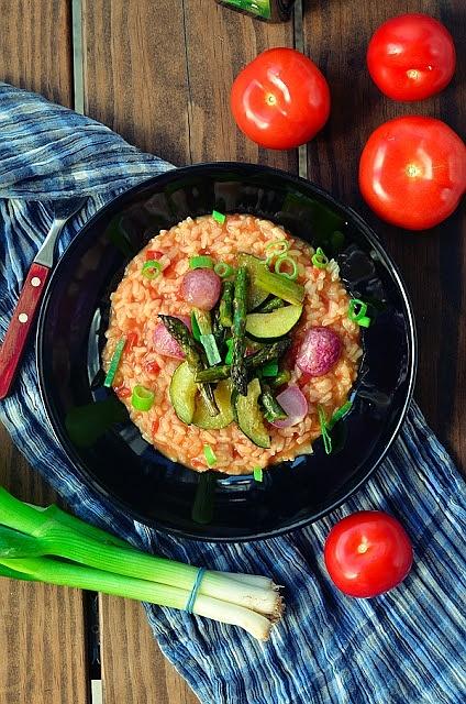 Risotto pomidorowe z pieczonymi szparagami, rzodkiewką i cukinią