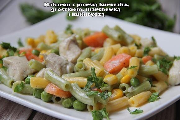 Makaron z piersią kurczaka, groszkiem, marchewką i kukurydzą