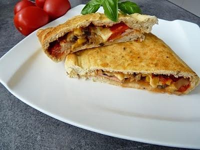 Calzone z szynką, pieczarkami i serem