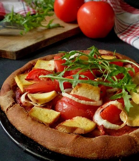 Nocna pizza z mąki pełnoziarnistej i bezglutenowej