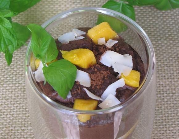 Zdrowy deser bananowo-czekoladowy z orzechami i mango