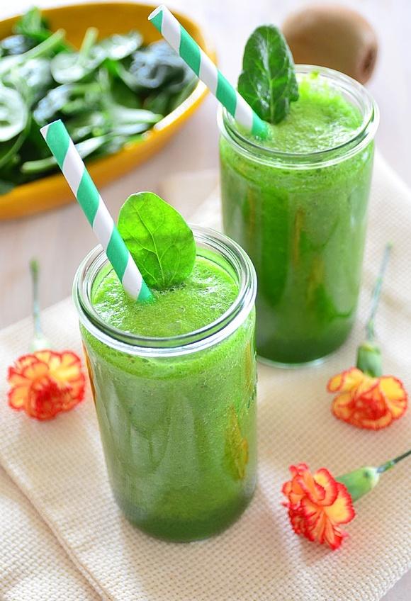 Zielone smoothie ze szpinakiem i kiwi