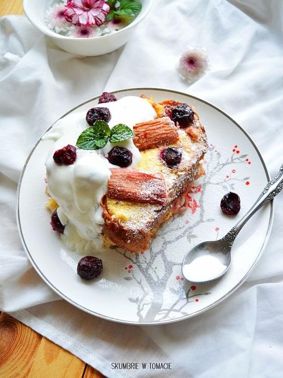 Kremowy pudding z chałki z rabarbarem, wiśniami i serem ricotta