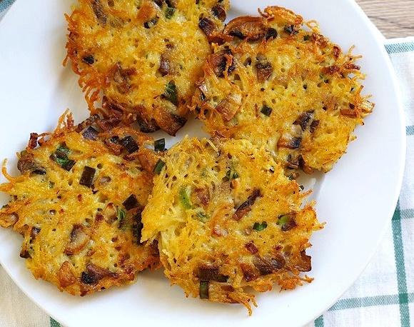 Kotlety z makaronu z pieczarkami i parmezanem