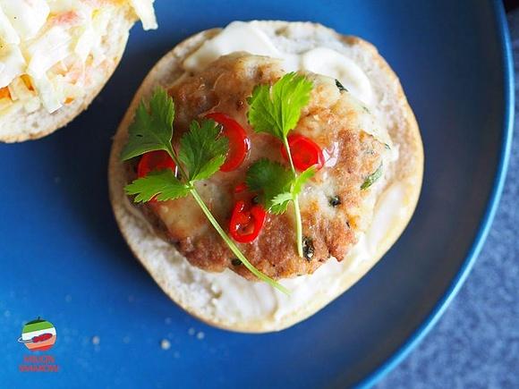 Burgery rybne z sosem chilli