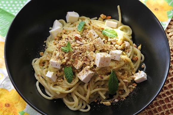 Spaghetti z pesto z bobu i pistacjowo-migdałową posypką