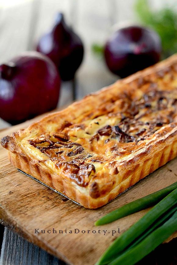 Tarta z karmelizowaną czerwoną cebulą