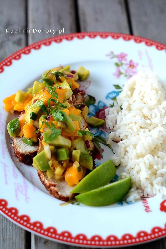Pierś z indyka pieczona z salsą mango i awokado