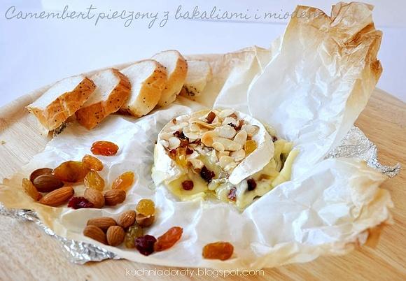 Camembert pieczony z bakaliami i miodem